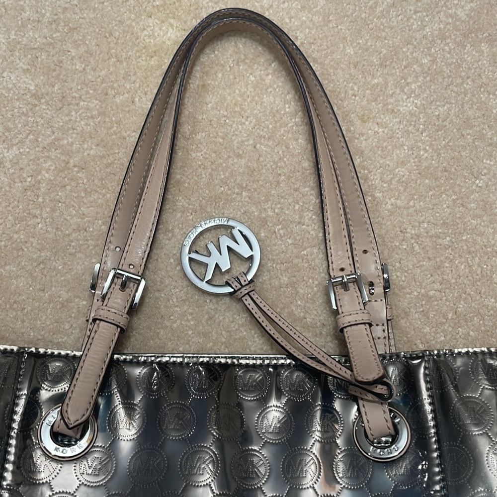 🎉2X Host Pick🎉 Large Michael Kors Metallic tote - Picture 8 of 9